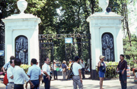 エントランス付近。多くの土産物の立ち売りがむらがる